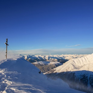 In cima ad una montagna in inverno