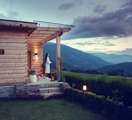 Eine Frau genießt die Aussicht auf die Berge im Abendlicht