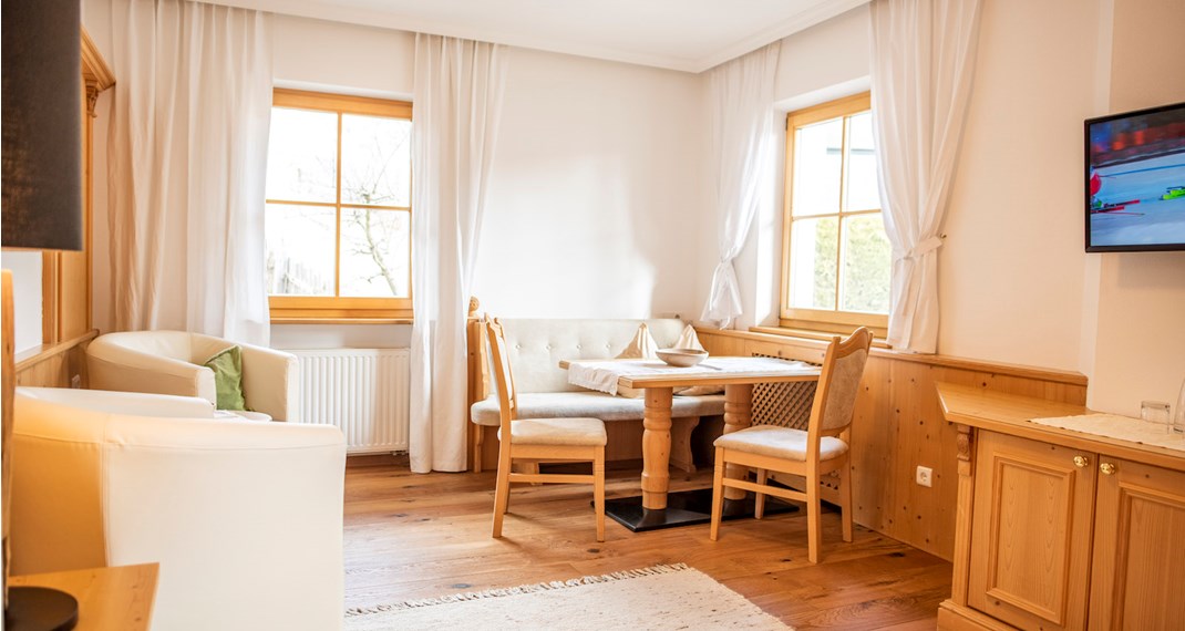 Das Wohnzimmer des Apartments Arnika