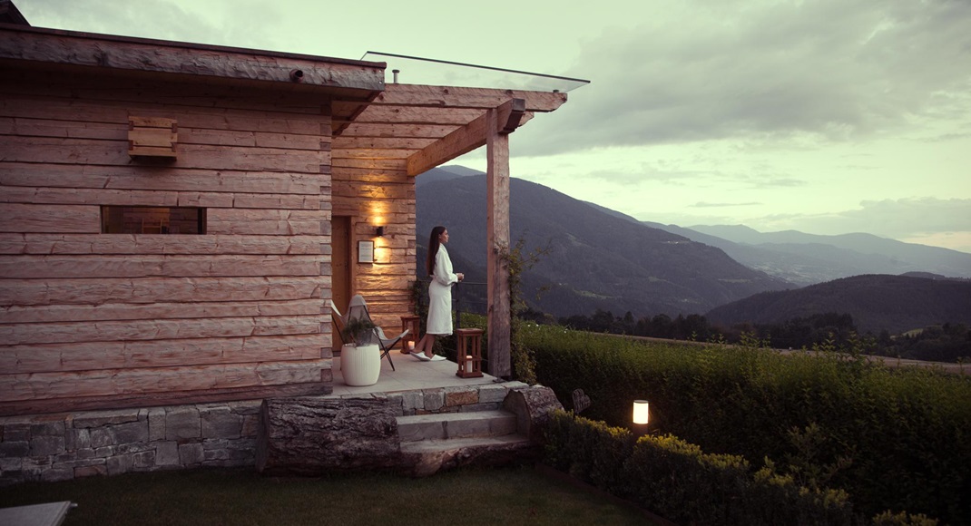 Eine Frau genießt die Aussicht auf die Berge im Abendlicht