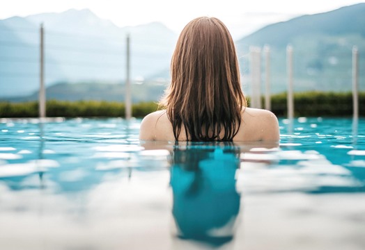 Eine Frau im Outdoorpool