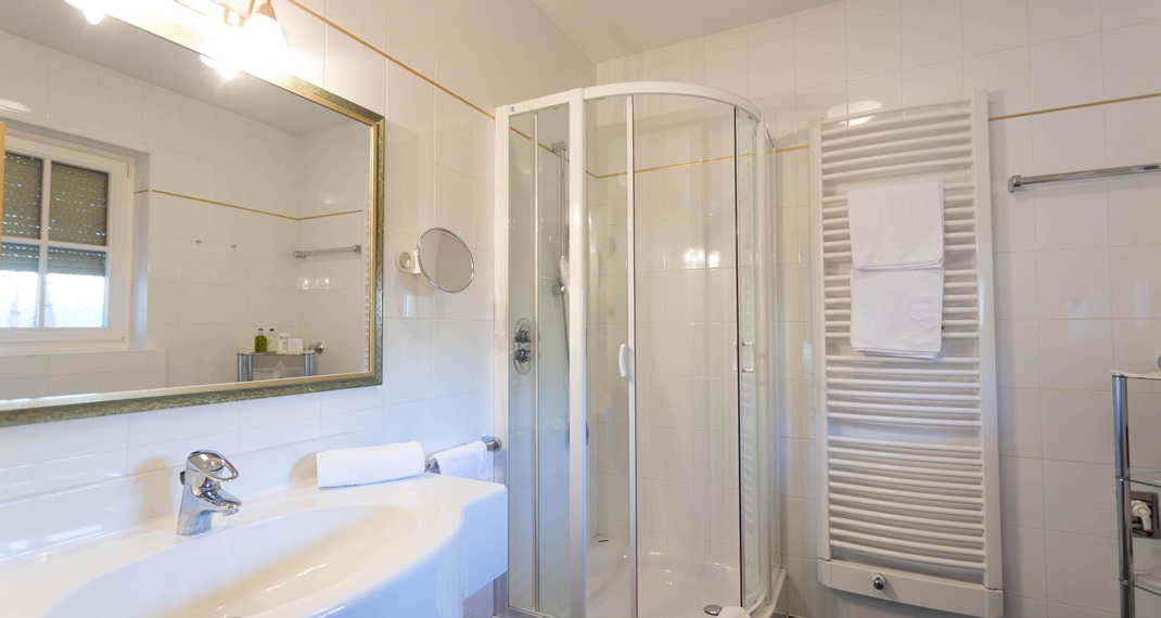 Bagno con doccia e lavabo
