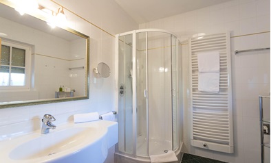 Badezimmer mit Waschbecken und Dusche