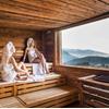 Due donne nella sauna panoramica