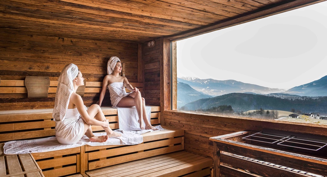 Due donne nella sauna panoramica