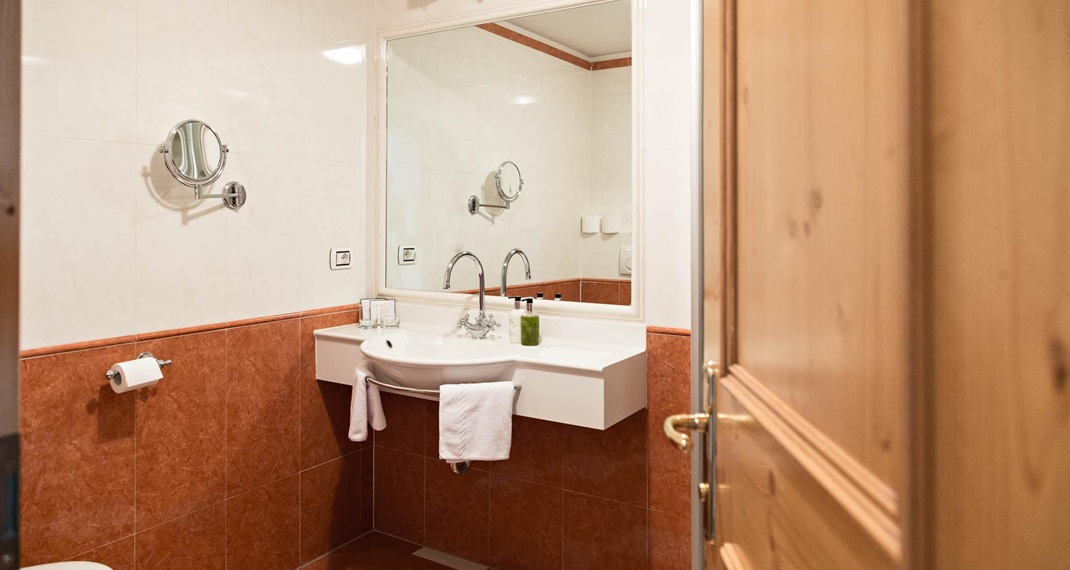 Il bagno con lavabo e WC