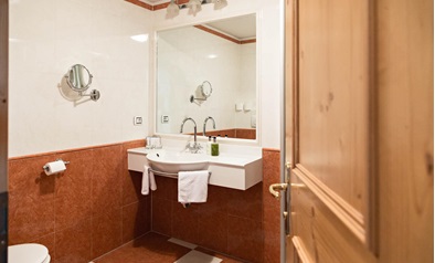 Das Badezimmer mit Waschbecken und Toilette