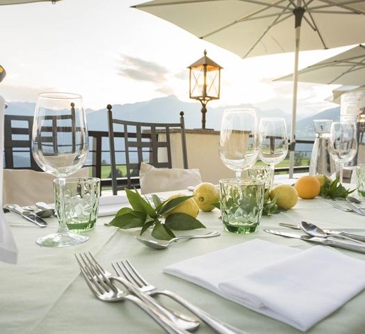 Ein gedeckter Tisch auf der Terrasse