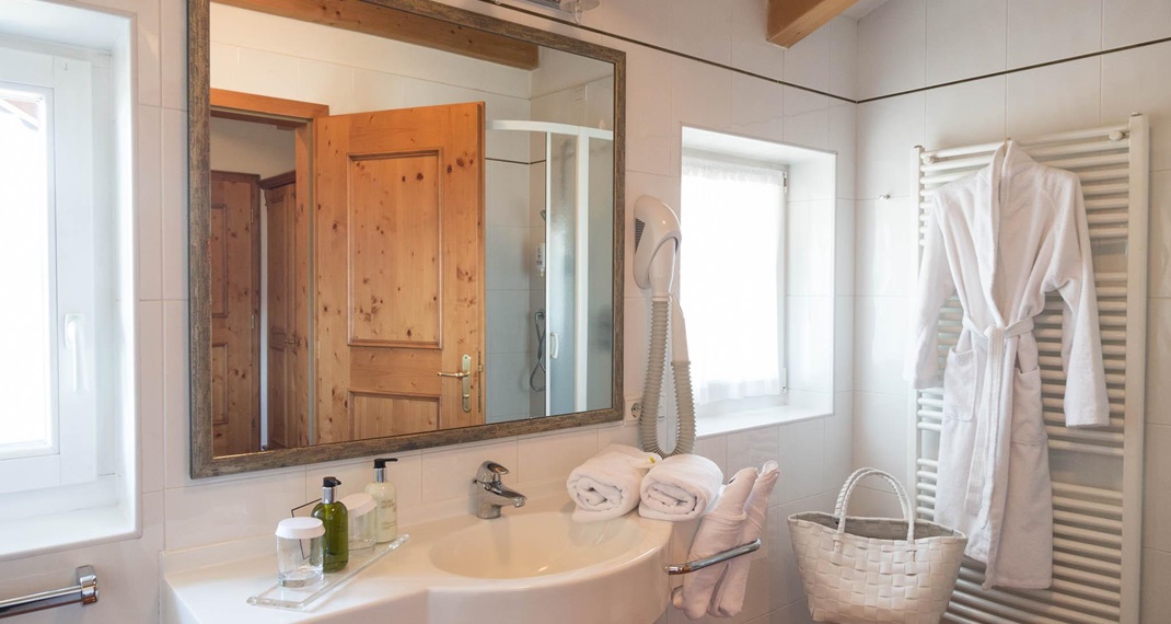 Das Badezimmer mit Waschtisch und Dusche