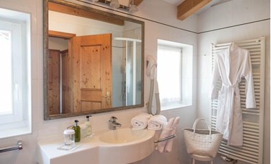 Das Badezimmer mit Waschtisch und Dusche