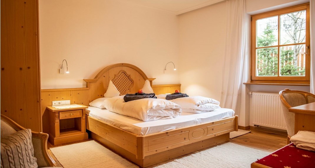Das Schlafzimmer mit Doppelbett im Apartment Arnika