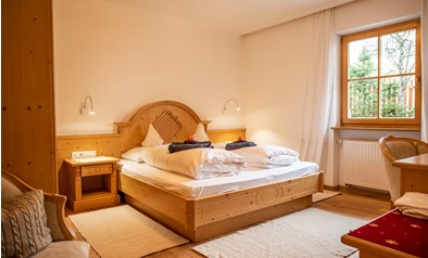 Das Schlafzimmer mit Doppelbett im Apartment Arnika