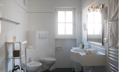 Das Badezimmer mit Waschtisch, Toilette und Bidet