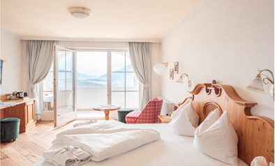 Doppelzimmer Alpenrose mit Sitzecke und Balkon