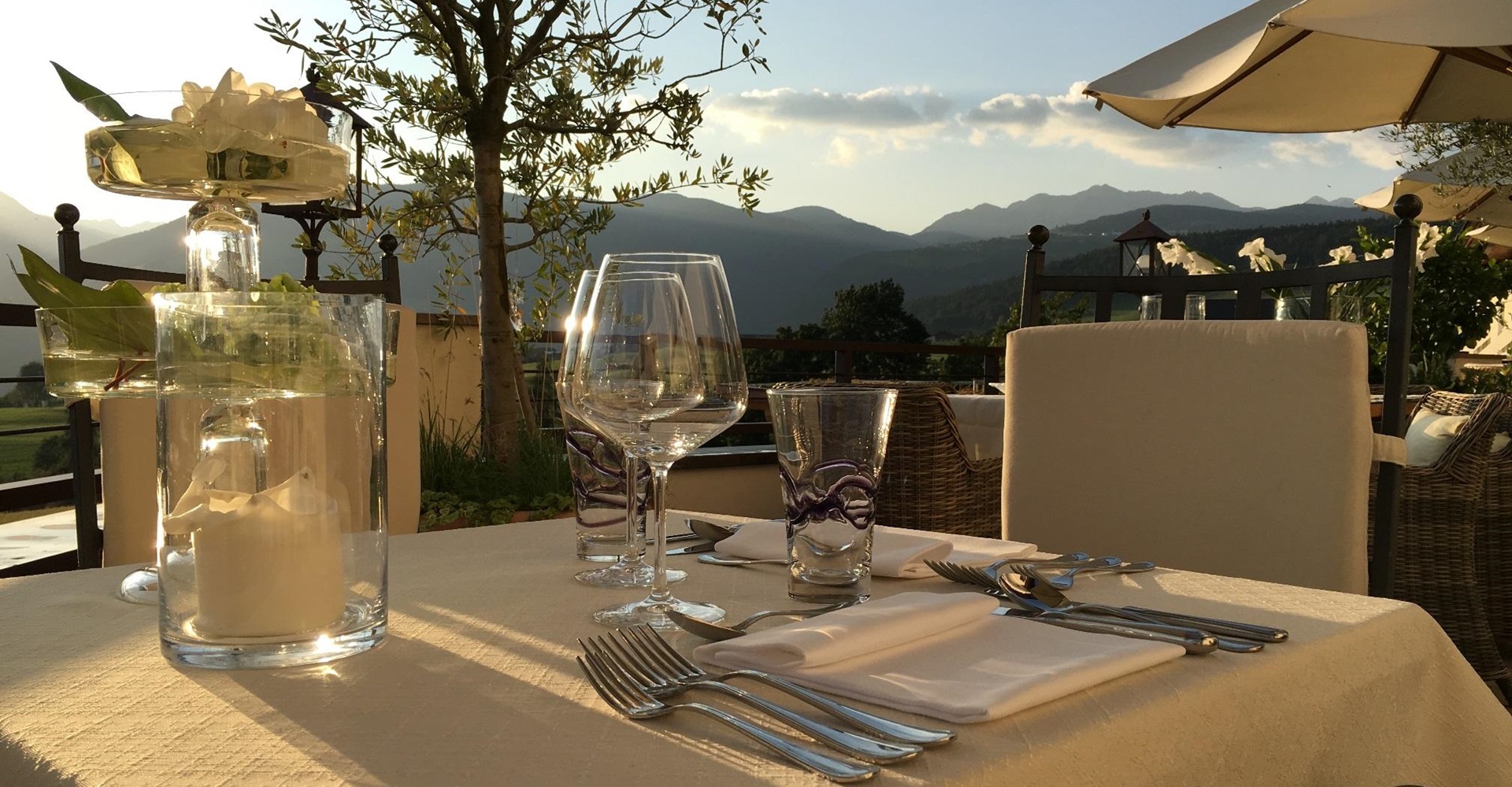 Un tavolo apparecchiato in terrazza