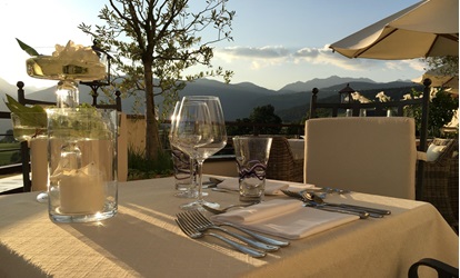 Ein gedeckter Tisch auf der Terrasse