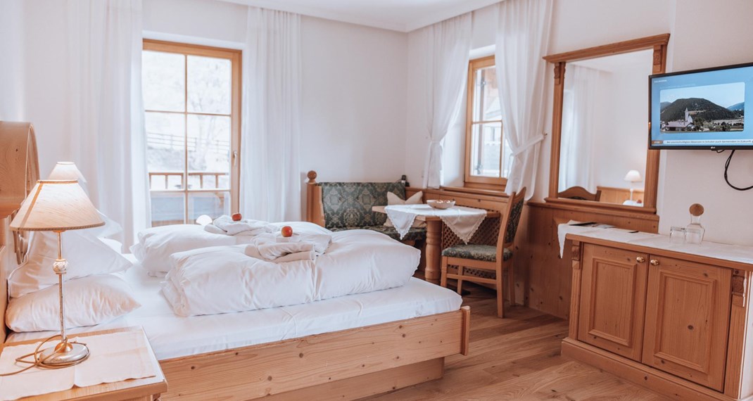 Double room Silberdistl with a double bed and a sitting area