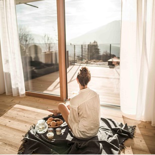 Una donna colazione in una suite