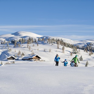 Eine Familie beim Schneeschuhwandern