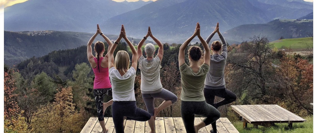 Eine Gruppe macht Yoga im Freien