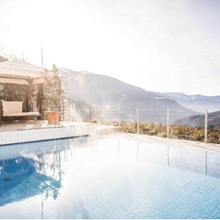 La nostra piscina esterna con vista sulle montagne