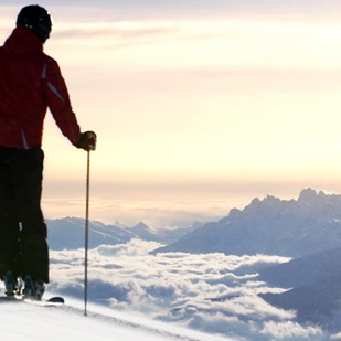 Uno scialpinista guarda l'alba