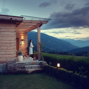Eine Frau genießt die Aussicht auf die Berge im Abendlicht