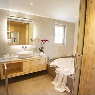 Un bagno con lavabo e vasca