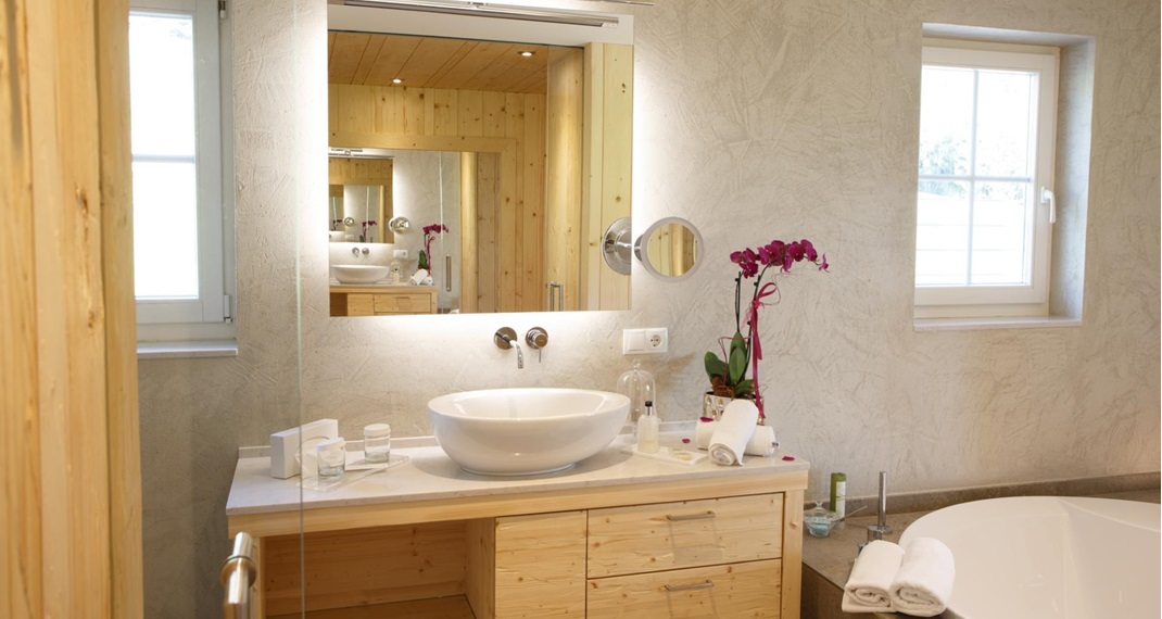 Ein Badezimmer mit Waschtisch und Badewanne