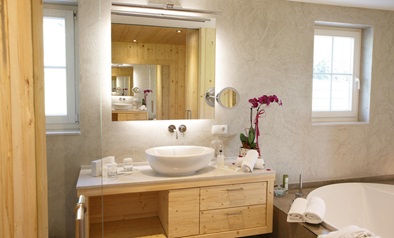 A bathroom with a washbasin and bathtub