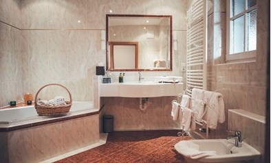 Das Badezimmer mit Badewanne, Waschtisch und Bidet