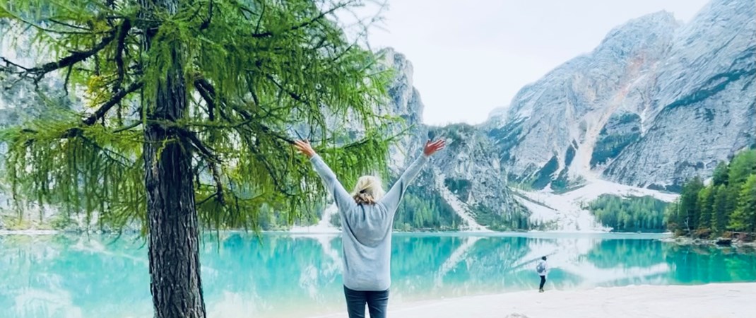 An einem Bergsee