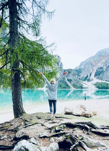 An einem Bergsee