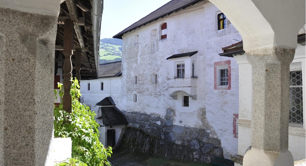 The facade of Rodenegg Castle