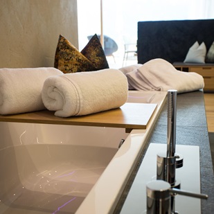 La vasca da bagno di una suite