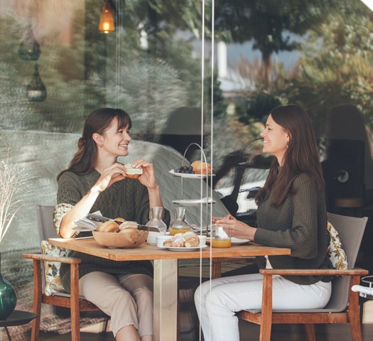 Due donne che fanno colazione ina una suite