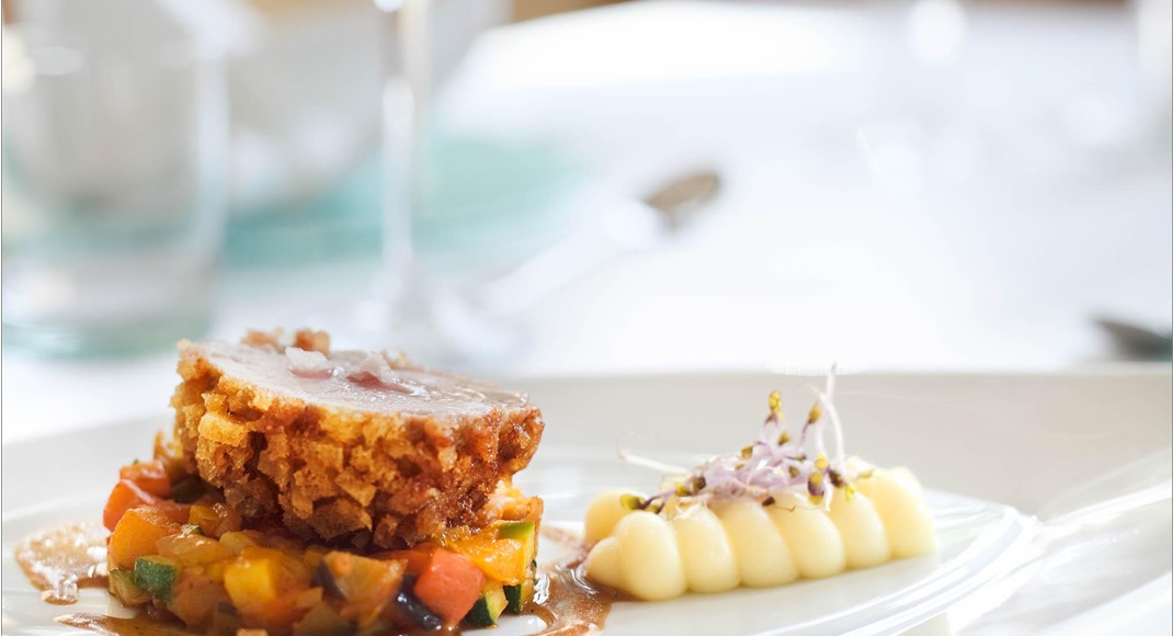 Carne croccante su ratatouille con purè di patate