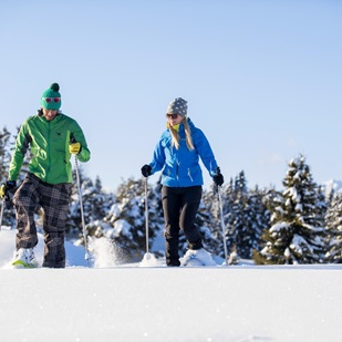 Ein Mann und eine Frau machen eine Schneeschuhwannderung