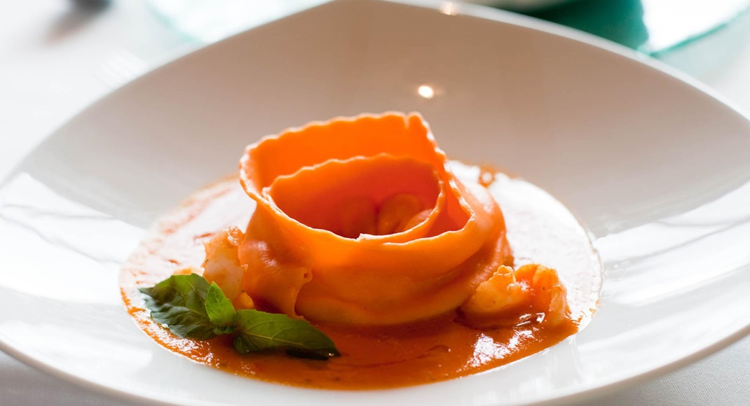 Hausgemachte Pasta in Tomatensoße mit Garnelen