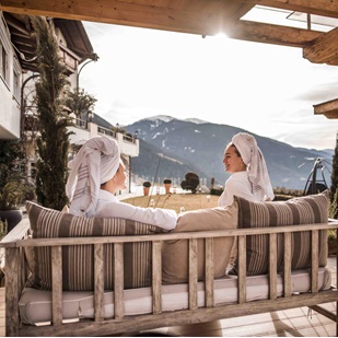 Due donne si godono la vista da un'area relax