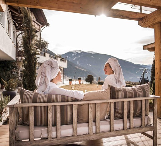 Zwei Frauen genießen die Aussicht von einem Ruhebereich aus