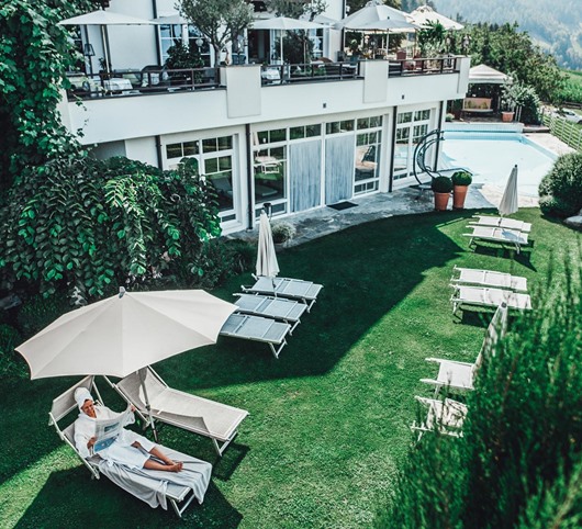 Una donna su un lettino in giardino