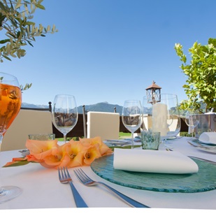 Un tavolo apparecchiato in terrazza
