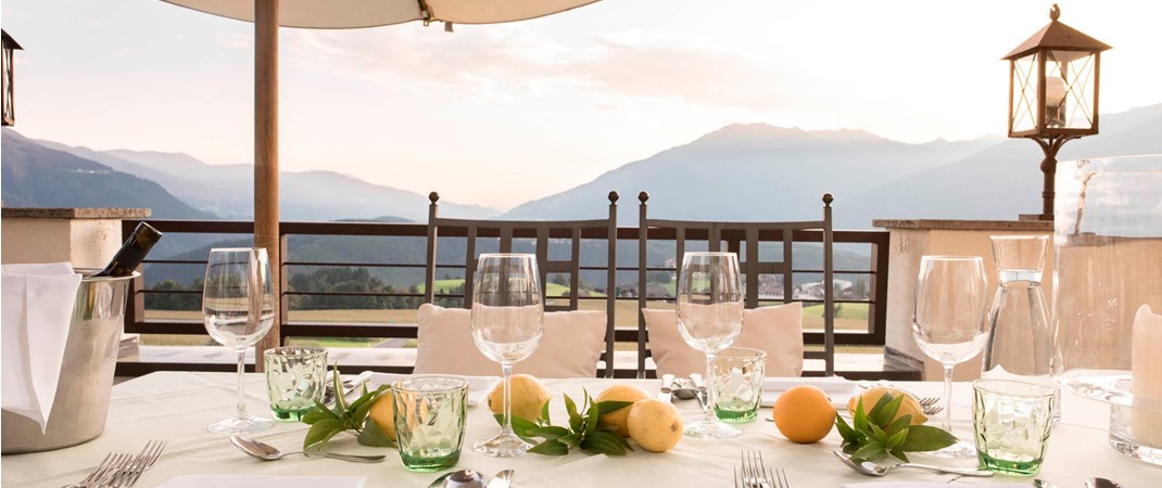 Ein Tisch auf der Terrasse