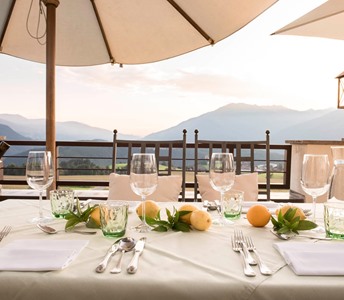 Ein Tisch auf der Terrasse