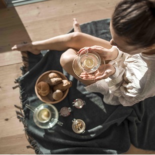 Una donna che fa colazione