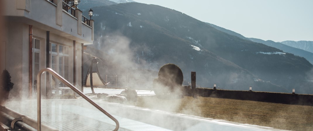 Piscina riscaldata con vista sulle montagne