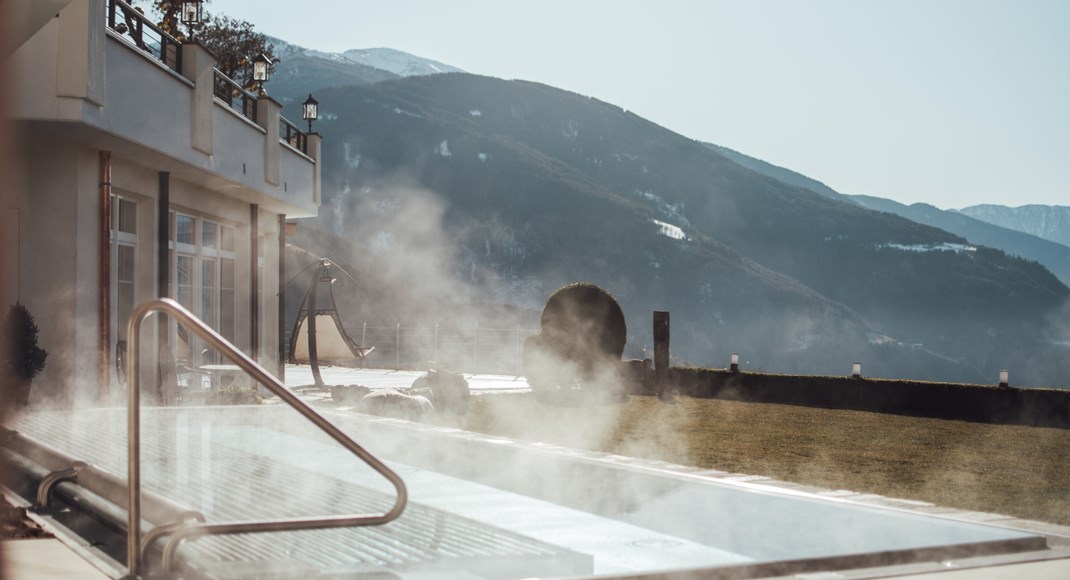 Ein beheizter Pool mit Blick auf die Berge