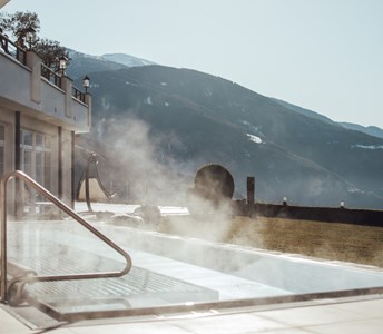 Ein beheizter Pool mit Blick auf die Berge