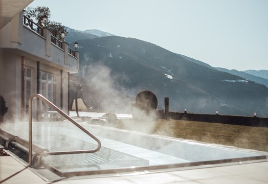 Ein beheizter Pool mit Blick auf die Berge